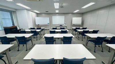 【ホワイトボード、演台、OAタップ、Wi-Fiは無料でご利用可能です！】 - LMJ東京研修センター 3階S会議室の室内の写真
