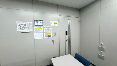 【電気は室内入口付近にございます】 - LMJ東京研修センター 3階S会議室の室内の写真