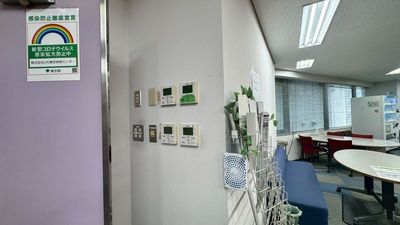 【空調パネルは3階共用扉付近にございます※「3階S」が該当のパネルです】 - LMJ東京研修センター 3階S会議室の室内の写真