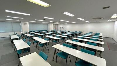 【スクール形式で72名～108名着席可能です！】 - LMJ東京研修センター 2階LL会議室の室内の写真