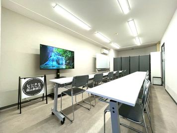 スクール型　12名着席 - レンタルスペース岡山駅西口 【 Ｎｅｗ !! 】レンタルスペース岡山駅西口【1階】101号室の室内の写真