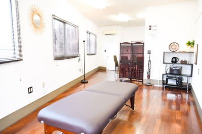 ゆったりと過ごせる静かな空間で、施術・リラクゼーション・カウンセリングなどにご利用いただけるプランです。
施術ベッドや備品を利用したい方向けの内容となります。 - Salon Lili+ YAMATO Salon Lili＋ YAMATO サロン利用プランの室内の写真