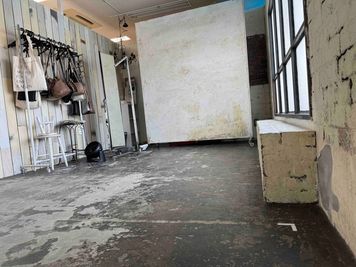 ルーム3（撮影スタジオ内）：
自然光もきれいに入ります！ - ヴィンテージ撮影スタジオ DOT2（ドットツー）の室内の写真