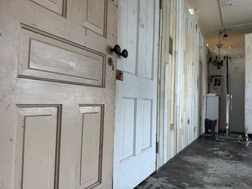 ルーム3（撮影スタジオ内）：
暗めのピンクベージュのような扉とホワイトのアンテークドアが観音開きになります。この背景はなかなか他になく差別化できます！ - ヴィンテージ撮影スタジオ DOT2（ドットツー）の室内の写真