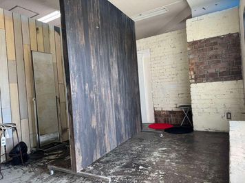 ルーム3（撮影スタジオ内）：可動式の焼き板風の黒系のウッド背景有。横幅：横：約1.825m/縦：約2.2m - ヴィンテージ撮影スタジオ DOT2（ドットツー）の室内の写真