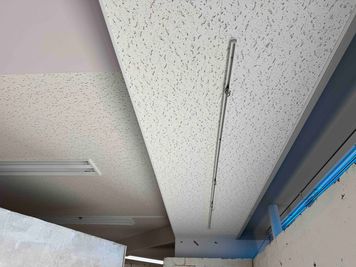 ルーム3（撮影スタジオ内）：窓際の天井にはものを吊るフックが数個ついています。 - ヴィンテージ撮影スタジオ DOT2（ドットツー）の室内の写真