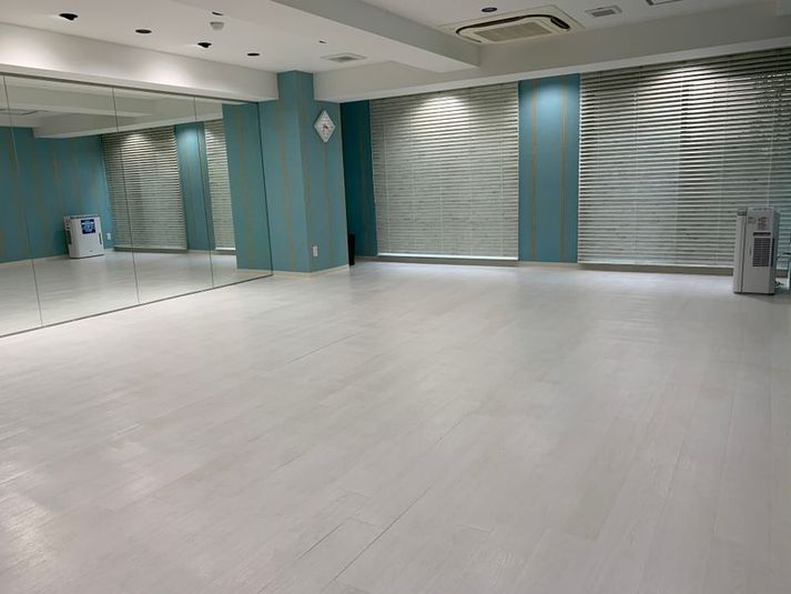 電源、トイレ、冷暖房設備、着替えスペース、鏡、WiFi完備、CDプレーヤー、スピーカー有 - Studio Shake レンタルスタジオの室内の写真
