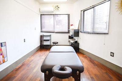 ゆったりと過ごせる静かな空間で、施術・リラクゼーション・カウンセリングなどにご利用いただけるプランです。
施術ベッドや備品を利用したい方向けの内容となります。 - Salon Lili+ YAMATO Salon Lili＋ YAMATO サロン利用プランの室内の写真