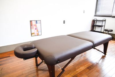 ゆったりと過ごせる静かな空間で、施術・リラクゼーション・カウンセリングなどにご利用いただけるプランです。
施術ベッドや備品を利用したい方向けの内容となります。 - Salon Lili+ YAMATO Salon Lili＋ YAMATO サロン利用プランの室内の写真