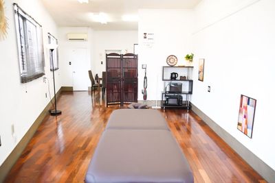 ゆったりと過ごせる静かな空間で、施術・リラクゼーション・カウンセリングなどにご利用いただけるプランです。
施術ベッドや備品を利用したい方向けの内容となります。 - Salon Lili+ YAMATO Salon Lili＋ YAMATO サロン利用プランの室内の写真