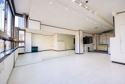 4.5mの大きな鏡 - Rental studio  貸箱RiSE 自然光たっぷり開放的なスタジオの室内の写真