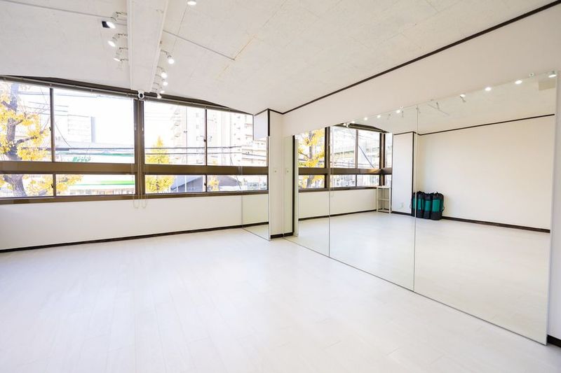 自然光たっぷり開放的なスタジオ - Rental studio  貸箱RiSE