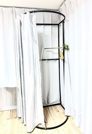 自立式のフィッティングルーム - Studio Relier 自由が丘店の室内の写真