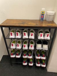 様々なサイズのレンタルシューズが無料です - 【完全個室インドアゴルフ練習場】プリサイズゴルフラボ新宿御苑前 完全個室、40平米の室内ゴルフ練習場：傾斜プレートで実践的練習の設備の写真