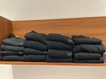 ご希望であれば、レンタルウェアも無料で貸し出します - 【完全個室インドアゴルフ練習場】プリサイズゴルフラボ新宿御苑前 完全個室、40平米の室内ゴルフ練習場：傾斜プレートで実践的練習の設備の写真