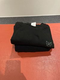 上下レンタルウェアの貸し出しが無料で可能です - 【完全個室インドアゴルフ練習場】プリサイズゴルフラボ新宿御苑前 完全個室、40平米の室内ゴルフ練習場：傾斜プレートで実践的練習の設備の写真