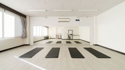 広々としたフロアで、６名程度のレッスンに最適なレイアウト - PALETTEスタジオ 百合ヶ丘の室内の写真