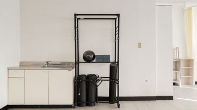 ヨガ用品は棚に収納しています。必要に応じてご利用ください - PALETTEスタジオ 百合ヶ丘の室内の写真