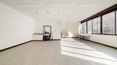 陽当たり良好🌞ロールスクリーン、遮光カーテンで調整も可能 - PALETTEスタジオ 百合ヶ丘の室内の写真