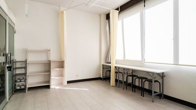 「受付・控室・作業スペースとして利用可能」
ノートPC作業や保護者の待機席としてもご利用いただけます。 - PALETTEスタジオ 百合ヶ丘の室内の写真