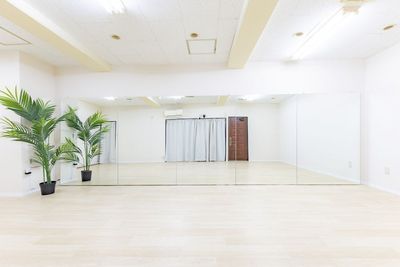 45㎡の広々空間｜幅6mの大型鏡｜無料で使える備品多数｜単発も定期利用も大歓迎！ - レンタルスタジオNuts川崎店の室内の写真