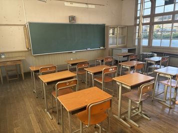 教室 - 旧小川町立小川小学校下里分校 木造校舎多目的スペースの室内の写真