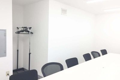 新宿三丁目レンタルスペース会議室 会議室の室内の写真