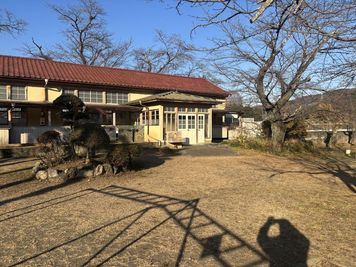 夕陽の景色 - 旧小川町立小川小学校下里分校 木造校舎を利用した撮影スペースの外観の写真