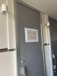 ドアが2つございますが、手前のGOLDと看板のあるドアがサロンになります - GOLD 平町サロンの入口の写真