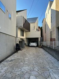 写真正面の1番奥の建物です、
写真では、白い車が止まってる家です。
 - GOLD 平町サロンの外観の写真