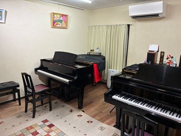 グランドピアノ二台（YamahaC5X＆KAWAIG2）完全防音室　オリジナル北山杉の壁面有  - なないろのふうせん音楽教室