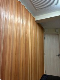 レッスン室一面はオリジナル北山杉の壁面 - なないろのふうせん音楽教室の室内の写真