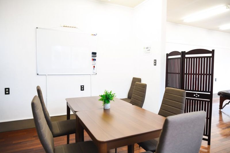 少人数でのミーティング・オンライン会議・PC作業・自習など、静かな環境で集中したい方に最適なプランです。 - Salon Lili+ YAMATO Salon Lili＋ YAMATO 会議室利用プランの室内の写真