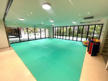 【大スタジオ】
全面マット完備の広々スペースです♪ - 親子サロン-LaPark-(ラパーク) 岸辺店 大スタジオの室内の写真