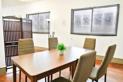 少人数でのミーティング・オンライン会議・PC作業・自習など、静かな環境で集中したい方に最適なプランです。 - Salon Lili+ YAMATO Salon Lili＋ YAMATO 会議室利用プランの室内の写真