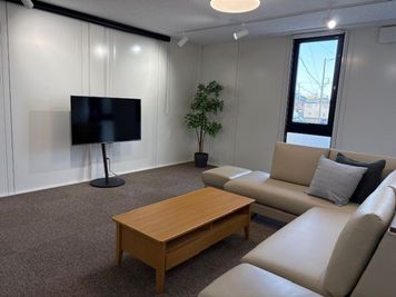 【Living】✨U-SPACE浜松南店✨テレビ＆ソファ付きで、パーティーや女子会などにぴったりです♪Wi-Fi/浜松市 - U-SPACE　浜松南店