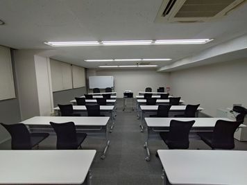 机に2名掛けで24名様、3名掛けで36名様までご利用いただけるお部屋です。研修・セミナー・ミーティングなどにご利用ください。 - 三豊ビル