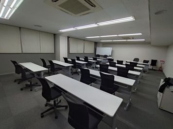 三豊ビル 36名までの会議スペース501（旧4階402から移設）の室内の写真