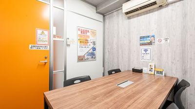 エアコン完備。大きな荷物やスーツケースを置くことが出来ませんのでご注意ください。 - 渋谷桜丘ライズオフィス 渋谷桜丘ライズオフィス会議室の設備の写真