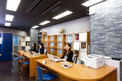 受付デスク - シェアオフィス・コワーキングスペース　ステージライン仙台駅前 オンライン会議や商談など4名で使える会議室の室内の写真