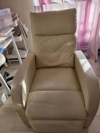 リクライニングソファー１台
マツパ、まつエク、リラクなど
普通椅子としてもご使用になれます。 - アールアイシェアスペース レンタルサロンの設備の写真