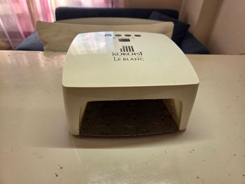 ネイル用のLEDランプコードレス、コード付けても施術可能 - アールアイシェアスペース レンタルサロンの設備の写真
