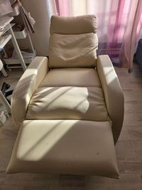 リクライニングソファーを完全倒した状態 - アールアイシェアスペース レンタルサロンの設備の写真