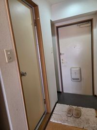 玄関に入った所。向かって左側がトイレ右側が洗面所になります - アールアイシェアスペース レンタルサロンの入口の写真