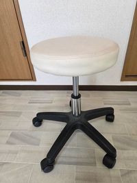 施術用の椅子(高さ調節可能) - アールアイシェアスペース レンタルサロンの設備の写真