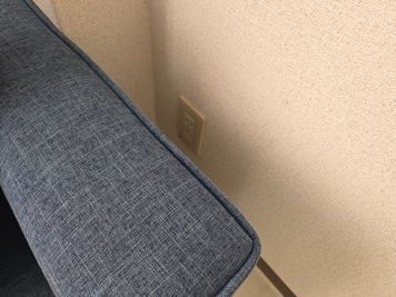 コンセントソファーの横など、その他にもあります。 - アールアイシェアスペース レンタルサロンの設備の写真