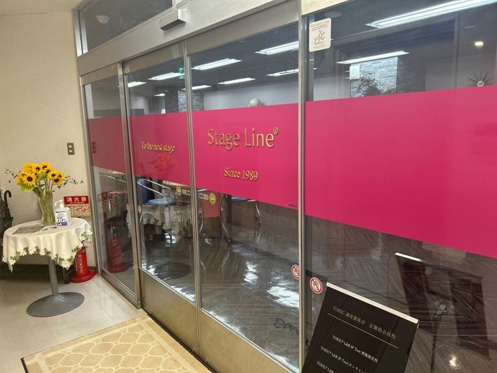 15名まで着席可能な大会議室(75型モニター設置) - シェアオフィス・コワーキングスペース ステージライン仙台駅前