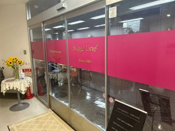 4階の施設入口自動ドア - シェアオフィス・コワーキングスペース　ステージライン仙台駅前 15名まで着席可能な大会議室（75型モニター設置）の室内の写真