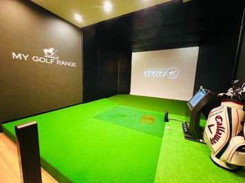 MY GOLF RANGE白金高輪店 TWOVISION+ [ラウンド型：奥の個室]の室内の写真