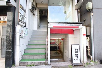 建物(リヨンドール赤坂)入口階段 - レンタルサロンStep赤坂 【赤坂5分・乃木坂4分・駅近】レンタルサロン Step赤坂の外観の写真